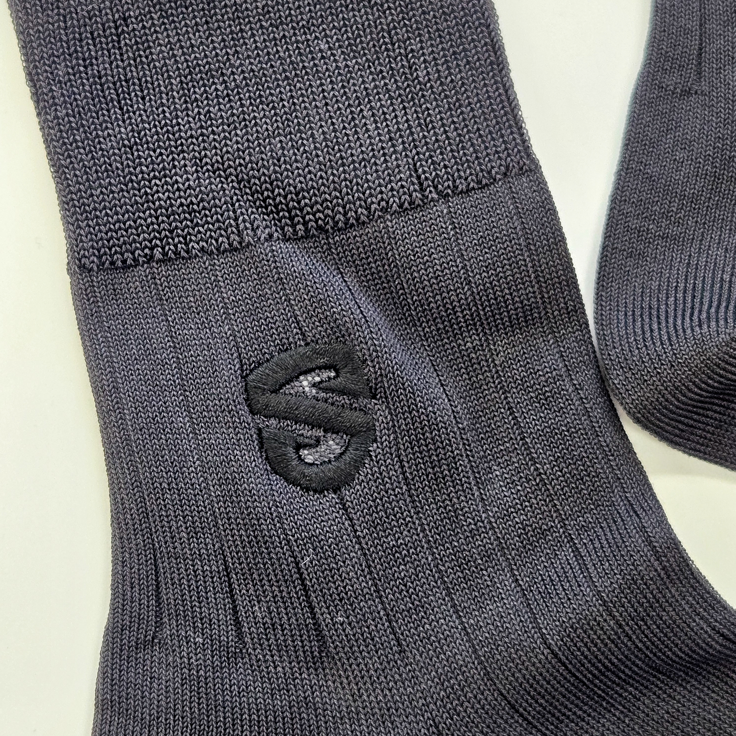 【靴下屋コラボ】【メンズ】エンブレム刺繍リブショートソックス(25~27cm)